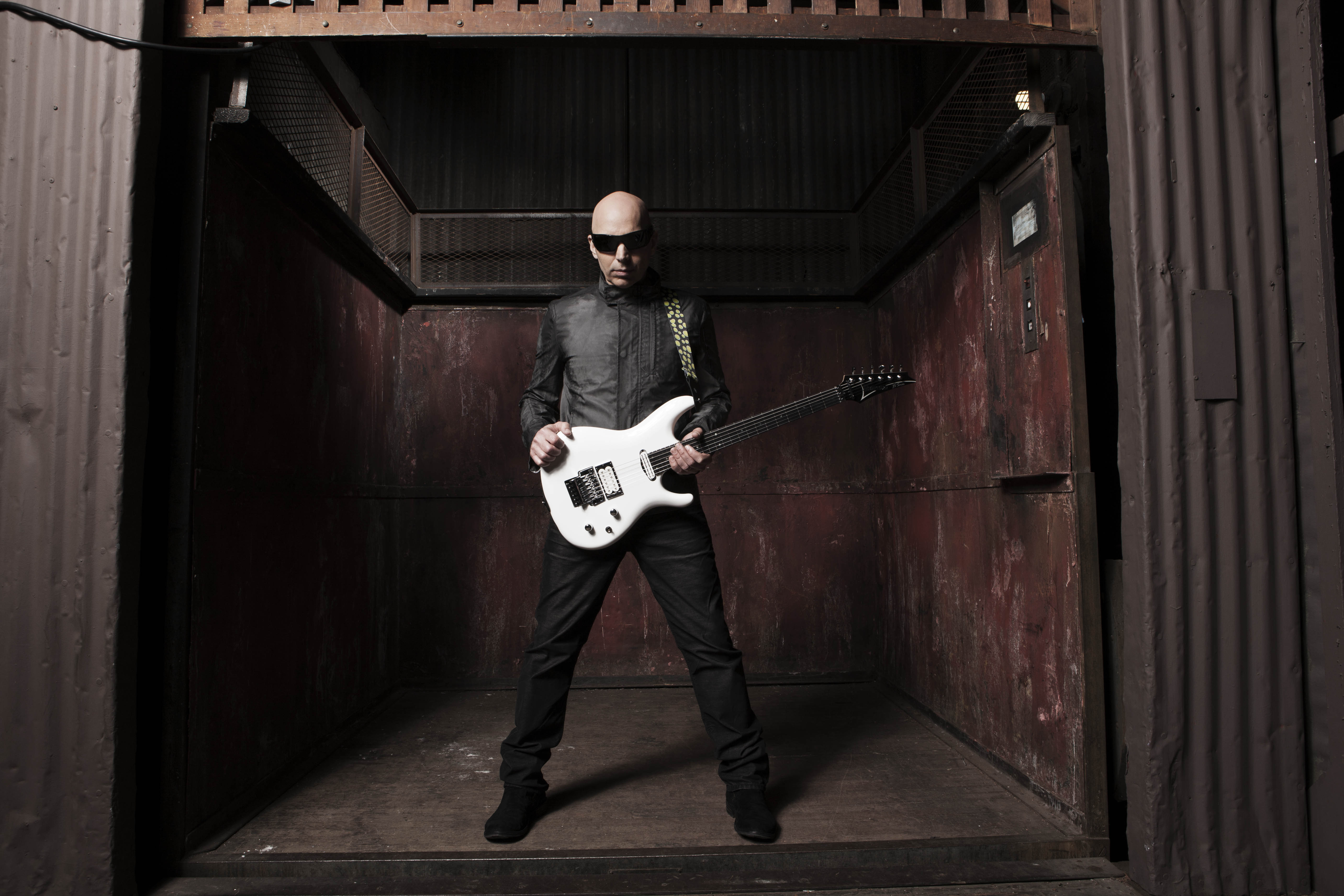 Joe_Satriani_MAIN-PR-Shot1