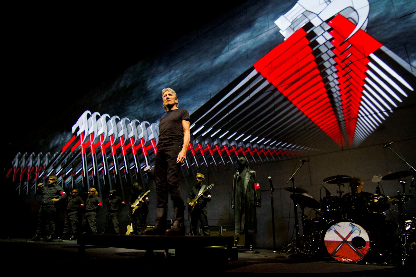 Vineri se pun in vanzare biletele pentru super-concertul Roger Waters – The Wall!