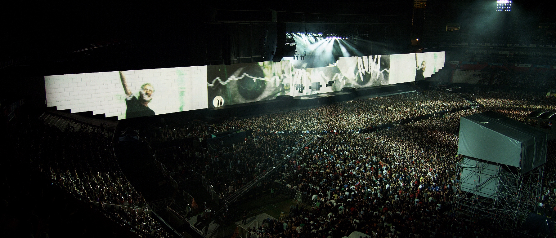 Mai putin de o luna la Roger Waters – The Wall!