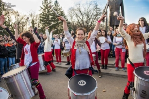 Barbarossa Samba Group, prima trupa de percutie de samba traditionala braziliana din Romania, va umple de energie peste 20 de orase din Macedonia, in cadrul festivalului stradal “Buskerfest 2014”!