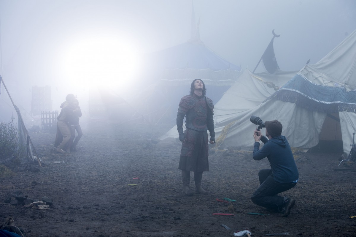 Luke-Evans-Dracula-Untold-Village-Scene