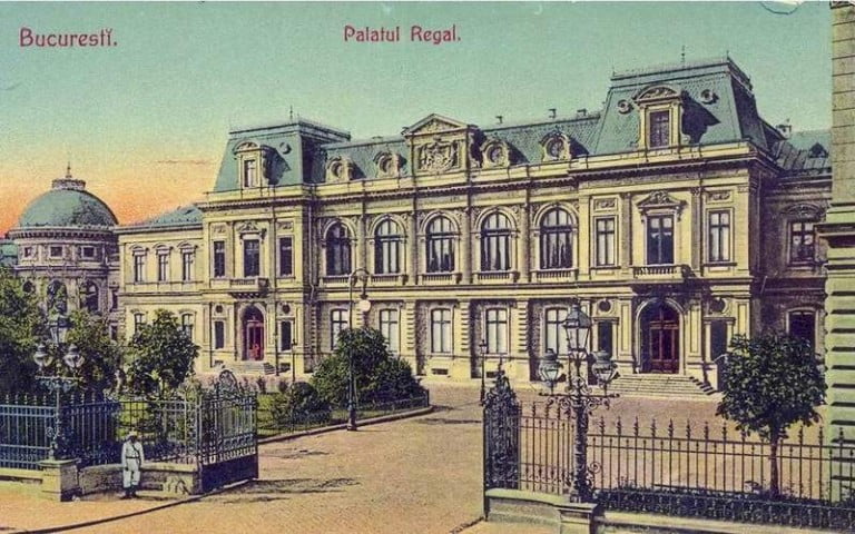 Vizite ghidate în spațiile istorice din Corpul central al Palatului Regal