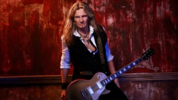 Joel Hoekstra de la Whitesnake a stat de vorba cu prietenii nostri de la Rock FM