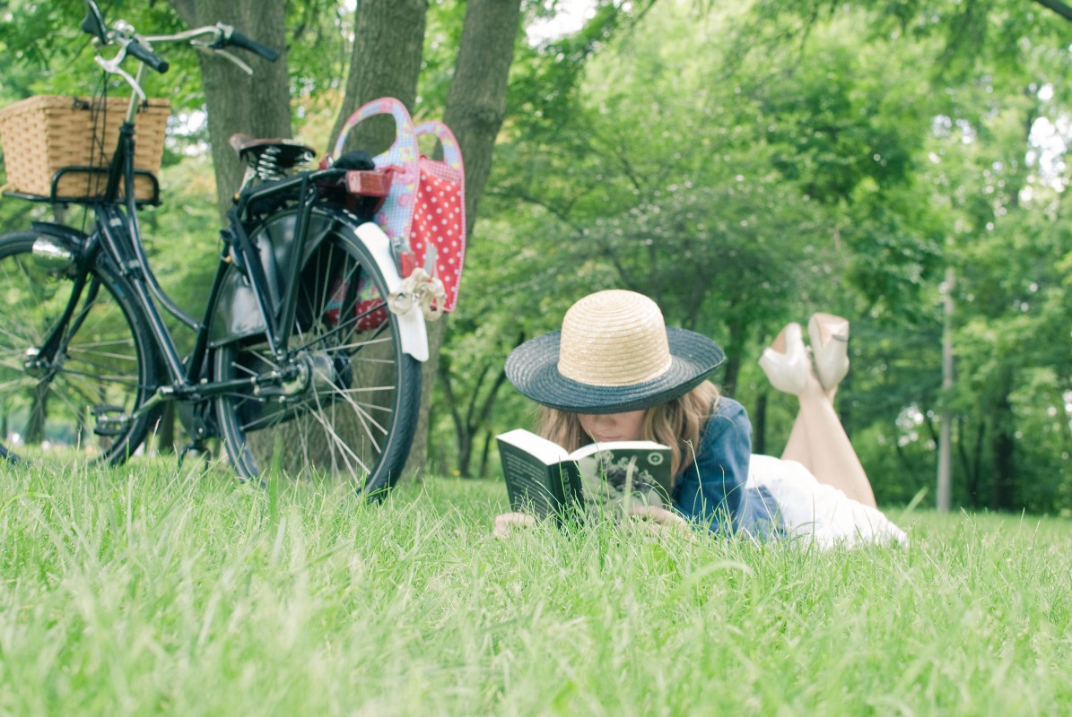 Parc-lectura-femeie