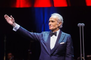 Jose Carreras sosire Cluj - foto Calin Ilea - 0004