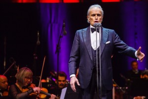 Jose Carreras sosire Cluj - foto Calin Ilea - 0008